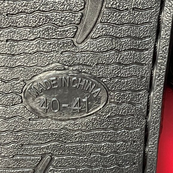 Chic Black Faux Fur Slippers with Gold Chain Detail - Picture 3 of 4